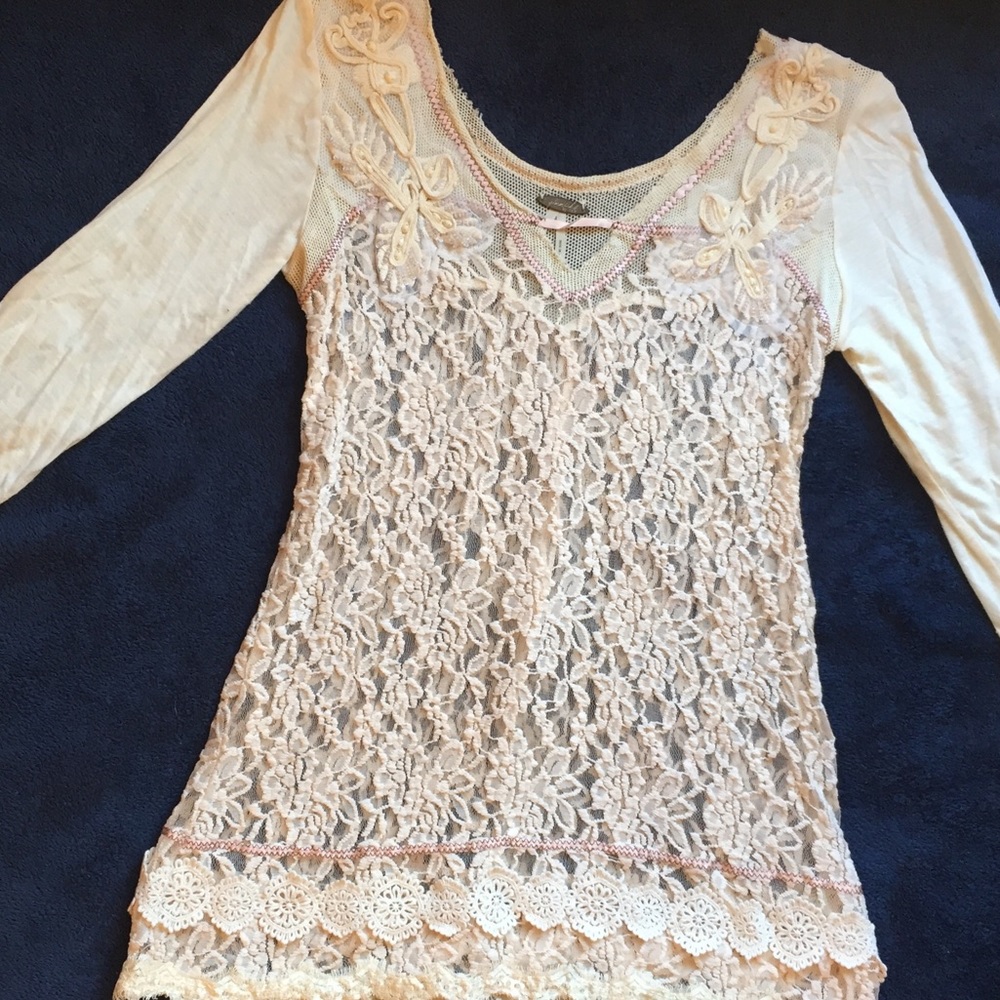 Gimmicks Beautiful lace long sleeve top
